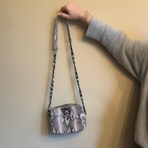 Kelly Wynn crossbody bag